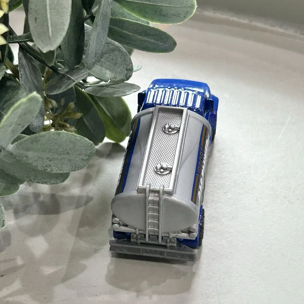 2022 Matchbox‎ 06' Utility Airport Gas Tanker Blue 1:64 Diecast 3